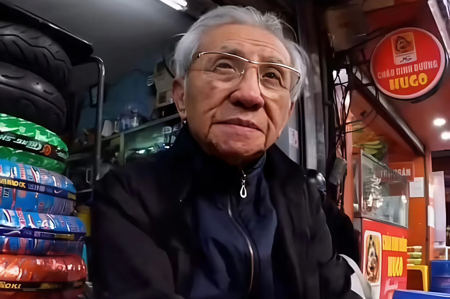 Cuoc tro chuyen giua du khach Trung Quoc va giao su 90 tuoi o Ha Noi hinh anh