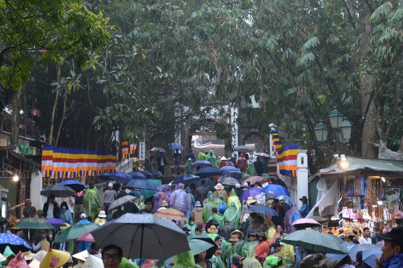 Ken dac du khach 'doi mua' tu sang som khai hoi chua Huong hinh anh