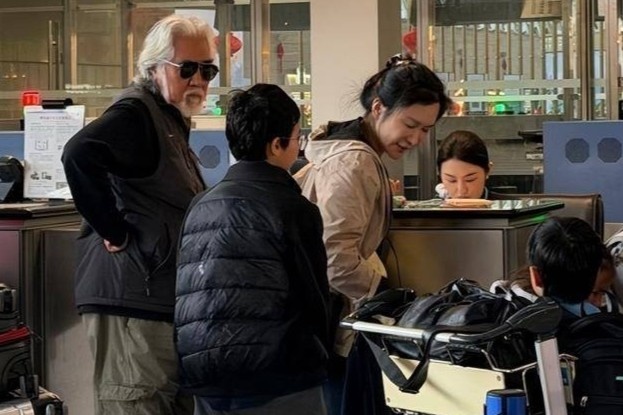 Dao dien 'Than dieu dai hiep' dua vo con du lich Viet Nam dip Tet hinh anh