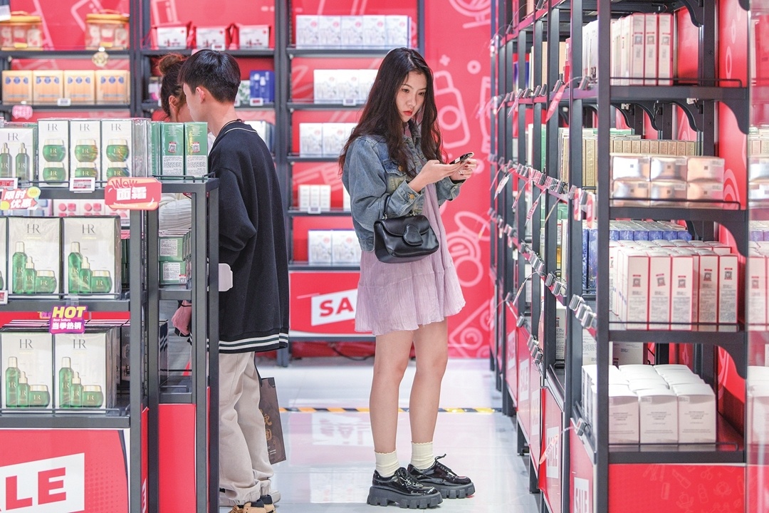 Nguoi Trung Quoc chi bon tien mua sam tai san bay hinh anh