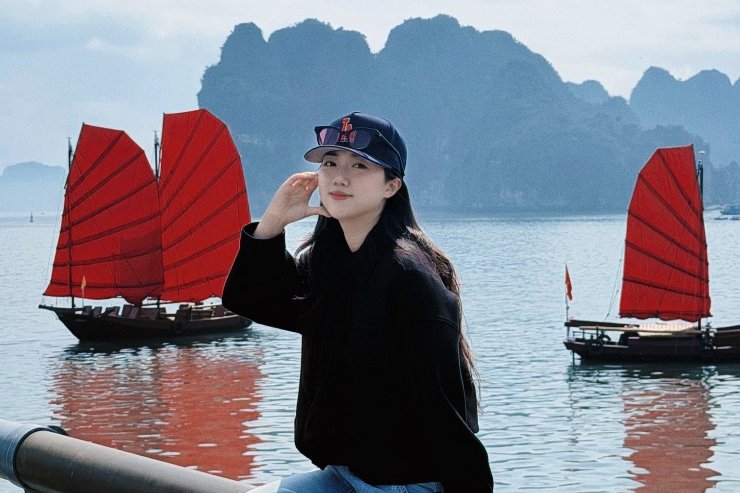 Thuyen buom do hiem thay tren vinh Ha Long chua het hot hinh anh