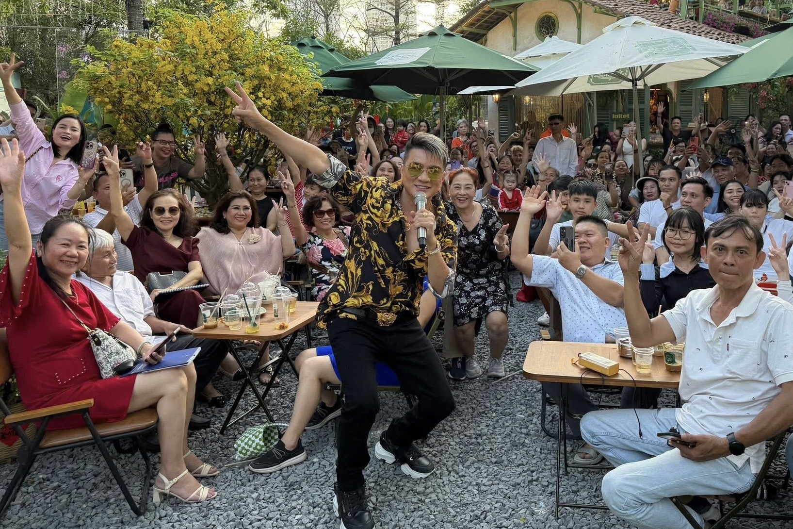 Quan ca phe cua Dam Vinh Hung tam dung hoat dong hinh anh