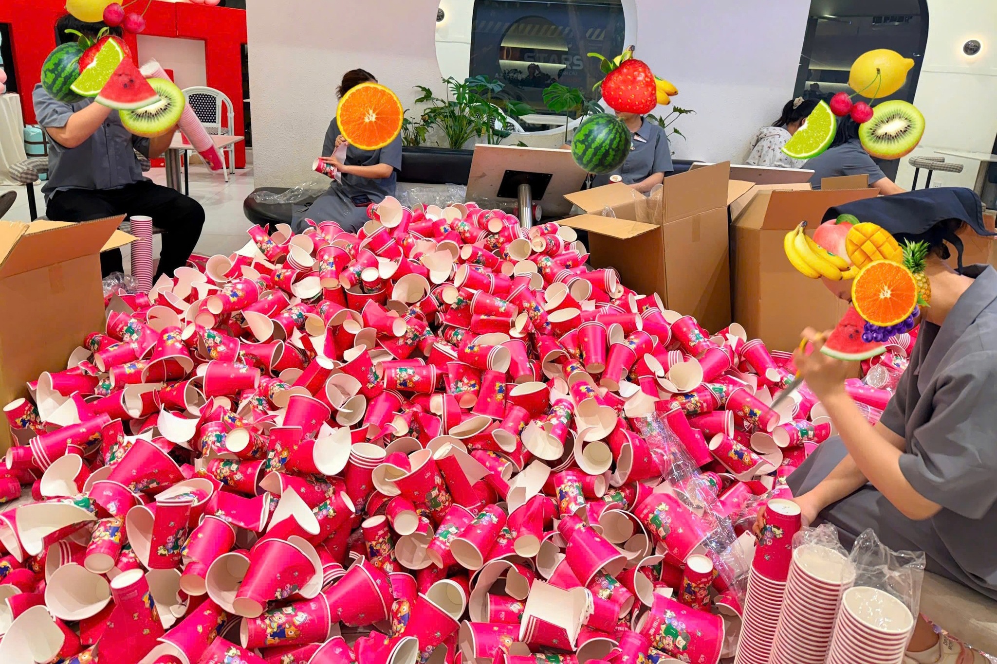 Quan tra sua Dak Lak tieu huy 9.000 ly giay in vi pham ban quyen hinh anh