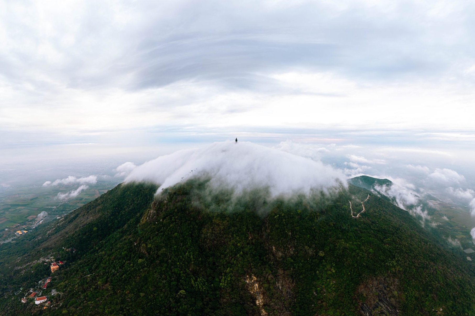Du khach lai nga tren nui Ba Den hinh anh
