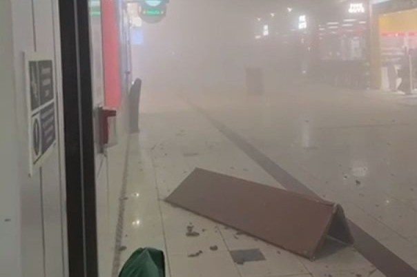 San bay Dubai bi tan cong, hanh khach hoang loan thao chay hinh anh