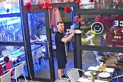 Khach Tay rung chuong, cui nguoi cam on nha hang Da Nang vi an ngon hinh anh