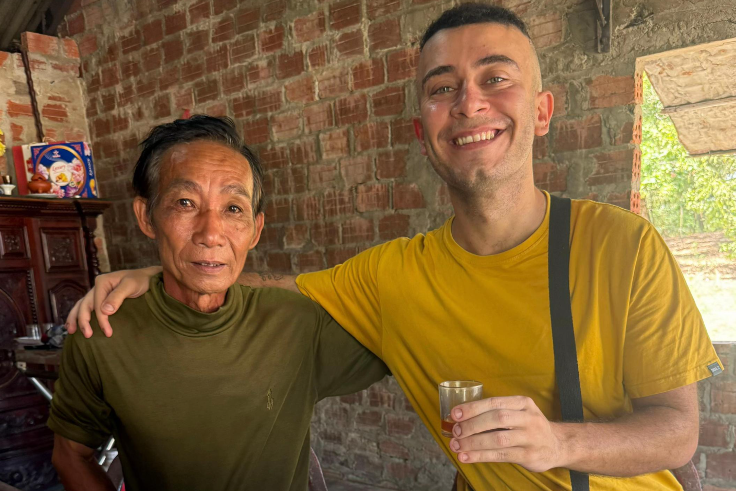 Khach Tay duoc moi an sang, loi cam on khien ngu dan Da Nang bat khoc hinh anh