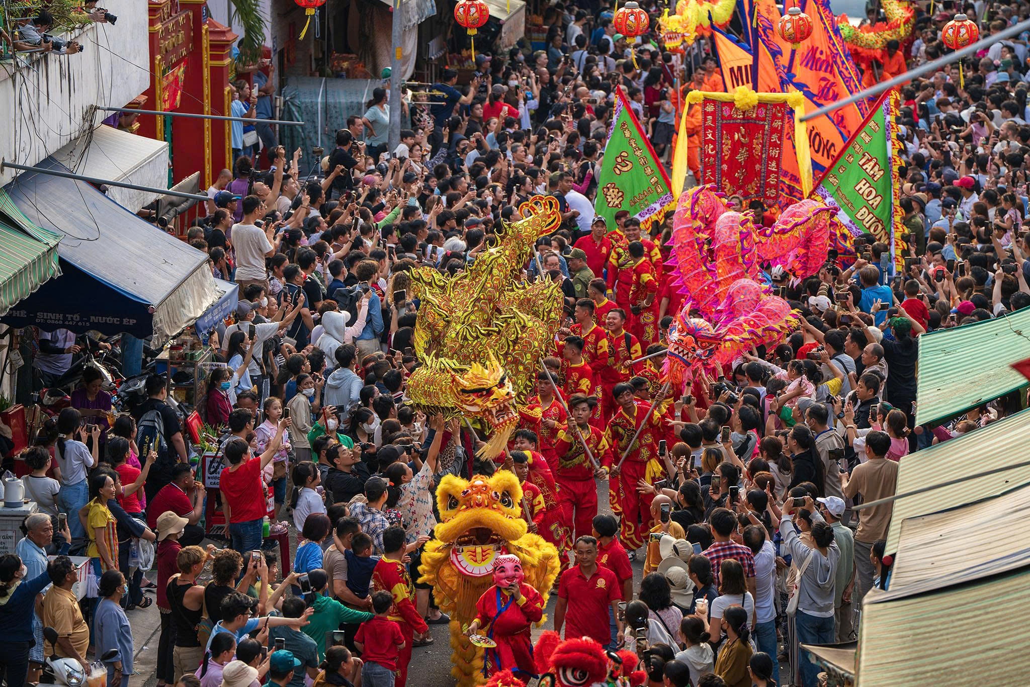 'Bien nguoi' chen chan xem dieu hanh Tet Nguyen tieu tai TP.HCM hinh anh