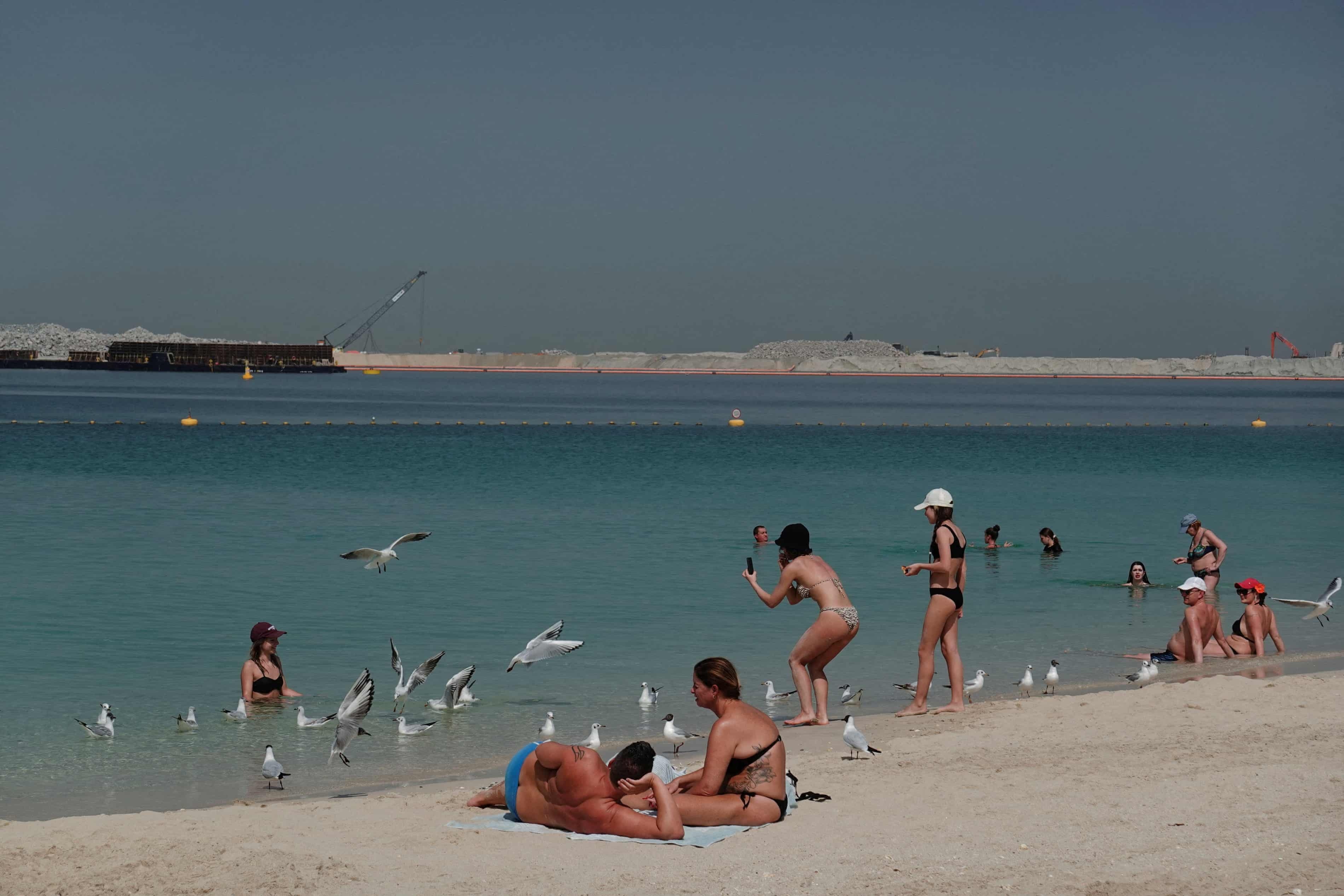 Gioi sieu giau Dubai ke phut hut shisha, ngam hoang hon giua tieng no hinh anh