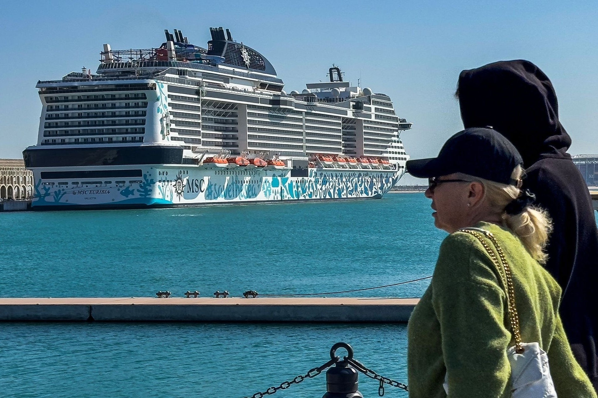 'Tiec tung duoi bong ten lua' tren du thuyen tai Dubai hinh anh