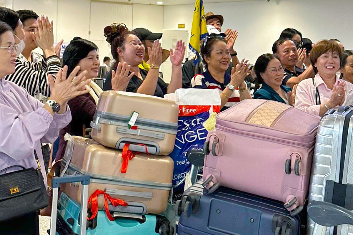 Khach Viet mac ket tai Dubai vo tay 'nhe nhom' khi ve nuoc hinh anh