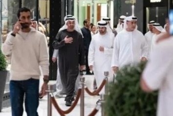 Tong thong UAE di dao trung tam thuong mai, uong ca phe hinh anh