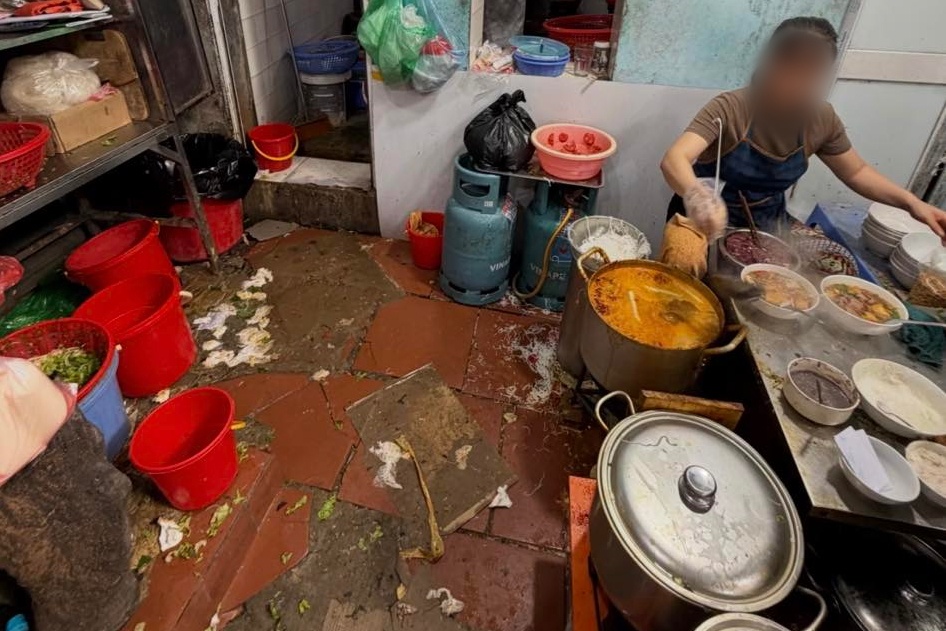 Dong cua quan bun rieu Ha Noi bi khach Trung Quoc che 'ban' hinh anh