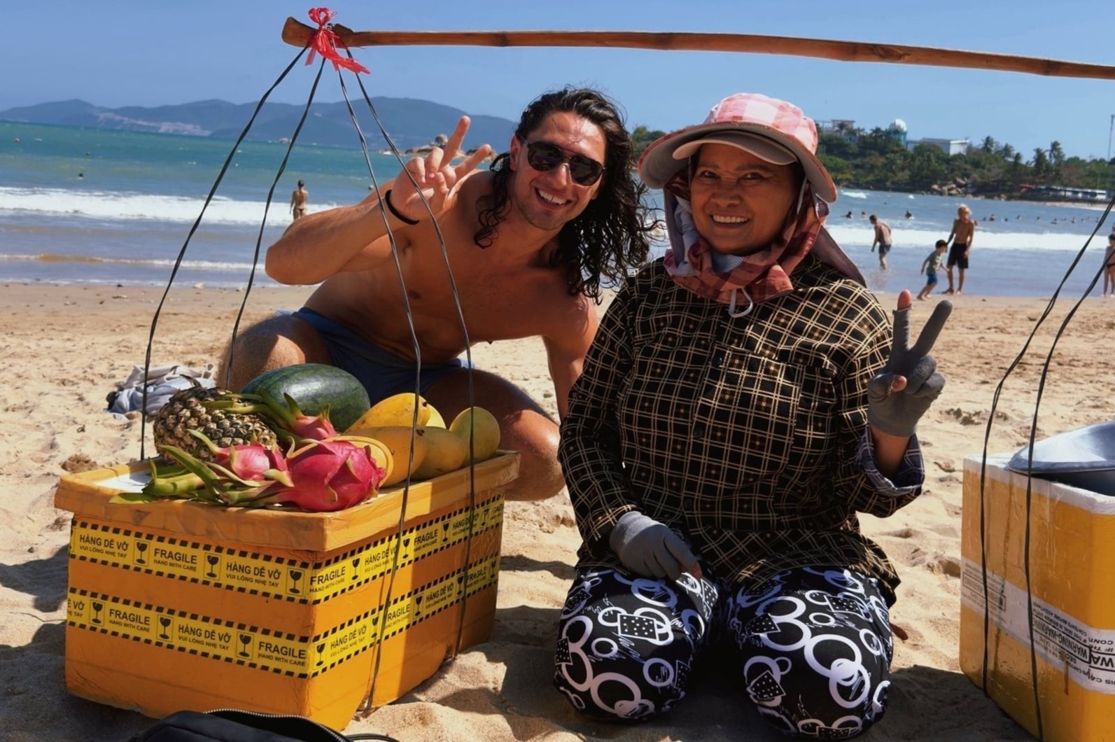 Bai hat tu loi rao 'Xoai, dua, chuoi, dua hau' cua co ban hoa qua o Nha Trang hinh anh