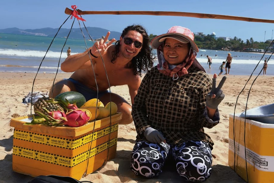 Khach Tay dua nguoi ban hoa qua Nha Trang 'viral' the gioi hinh anh