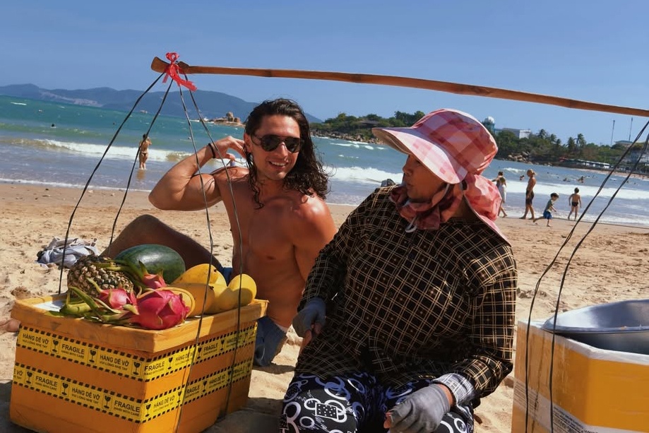 Lan dau khach Tay gap 'di Mai' ban hoa qua tren bai bien Nha Trang hinh anh
