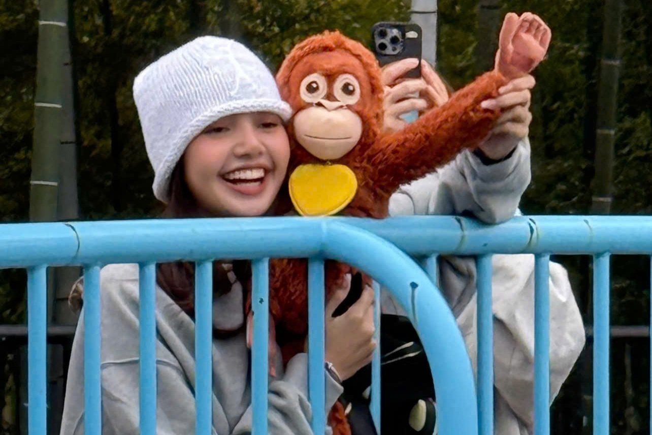 Lisa (BlackPink) tham khi Punch bi me bo roi hinh anh