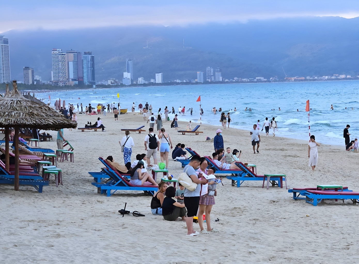 Dep van nan lan chiem o bai bien dong khach Tay nhat Da Nang hinh anh