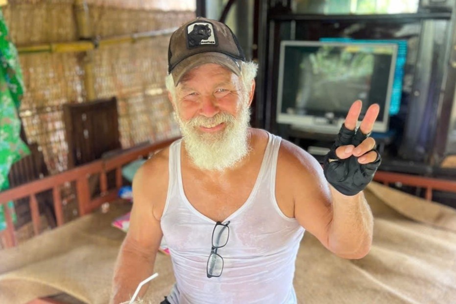 Khach noi tieng Anh, chu nha noi tieng Viet van tro chuyen rom ra hinh anh