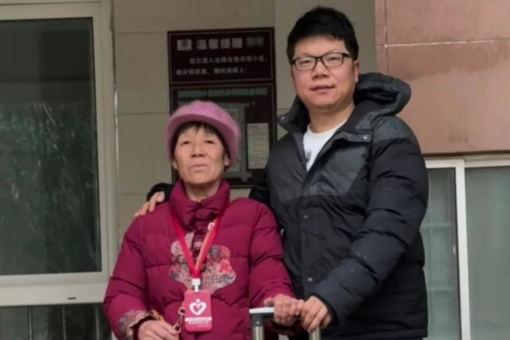 To giay tren vali cua khach Trung Quoc mu chu lan dau di may bay hinh anh