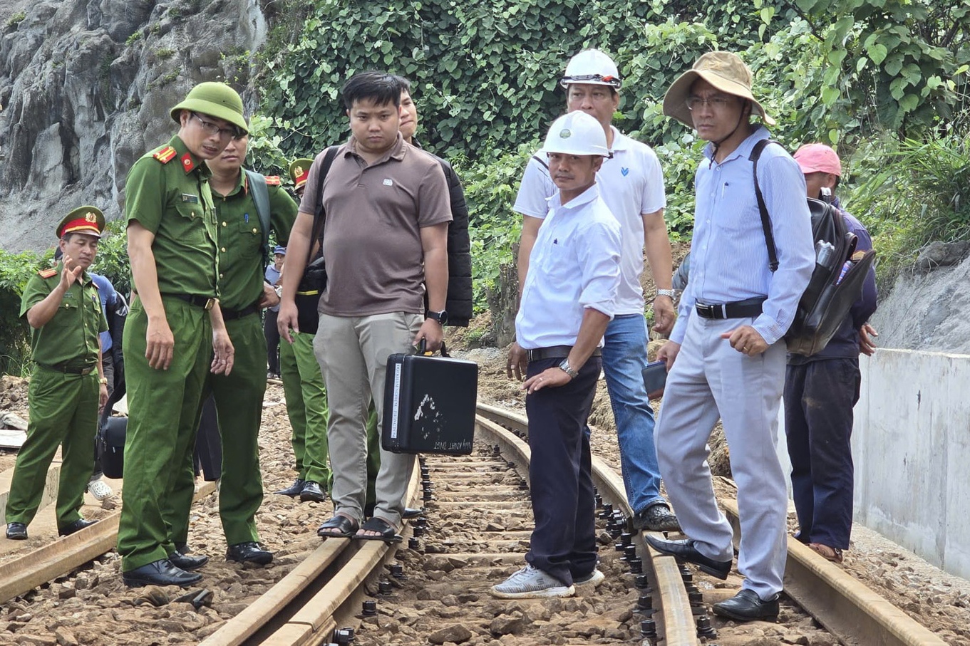 Dieu tra nguyen nhan vu da lan lam dut gay duong sat qua deo Hai Van hinh anh