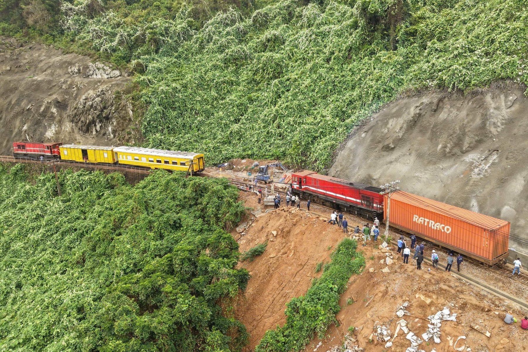 Tam dung chay tau qua deo Hai Van hinh anh