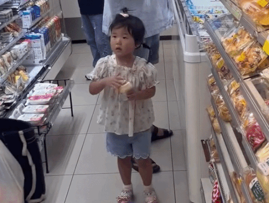 Thêm bé gái bị xô đẩy ở cửa hàng tiện lợi Nhật Bản gây phẫn nỗ