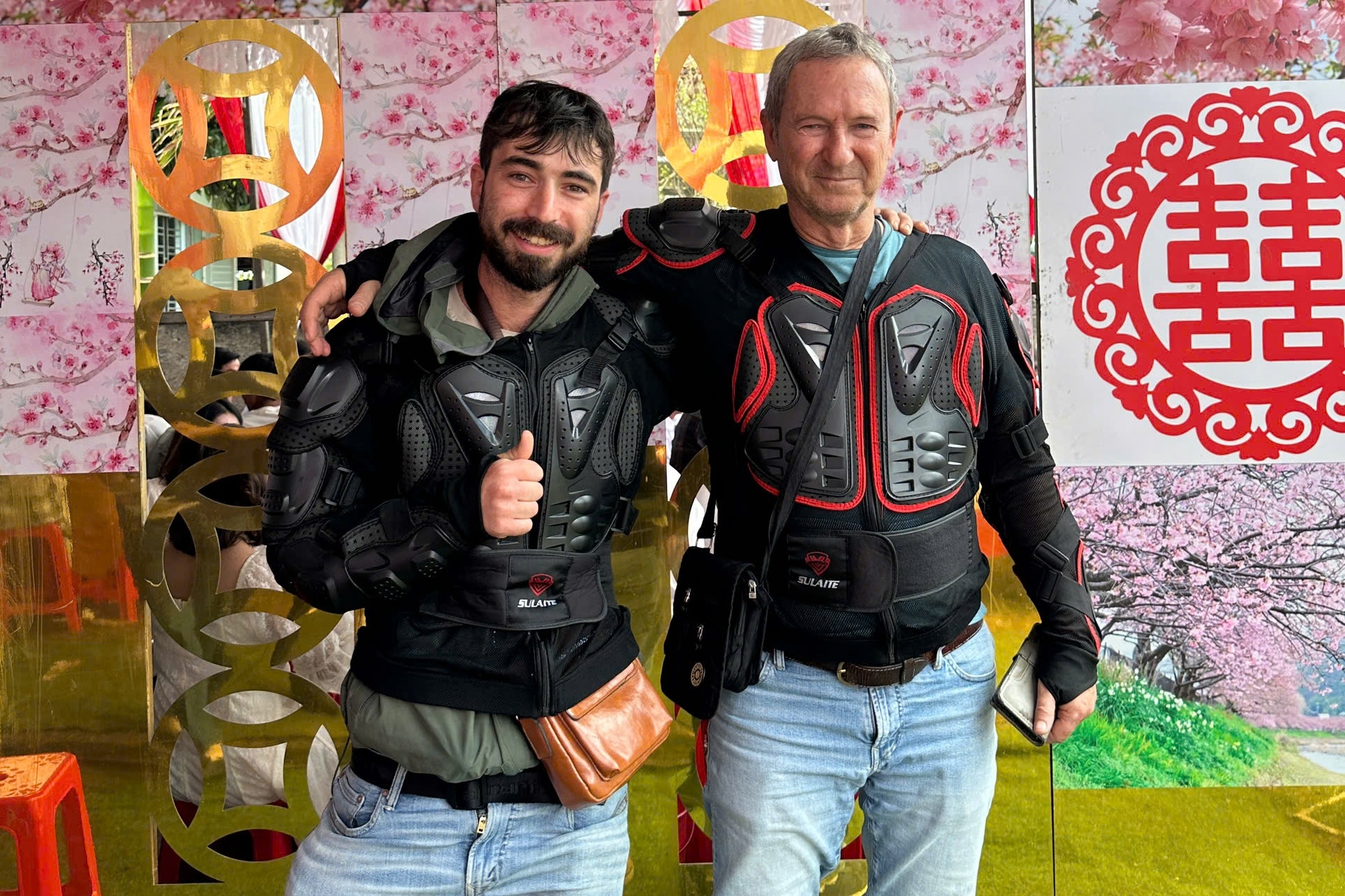 Khach Tay di qua duong, duoc moi vao du dam cuoi o Tay Nguyen hinh anh