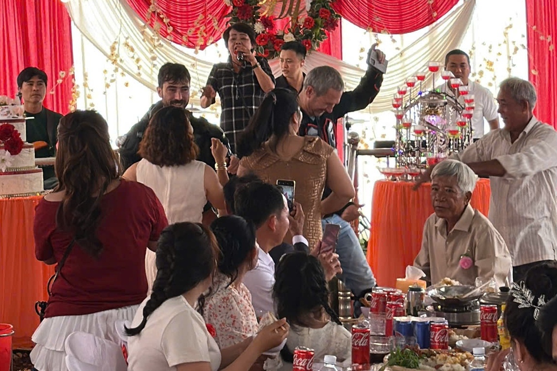 Khach Tay di phuot ngang duoc moi vao dam cuoi o Dak Lak hinh anh