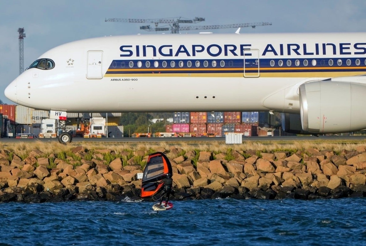 Khach An Do bi cao buoc quay roi tiep vien tren chuyen bay Singapore hinh anh