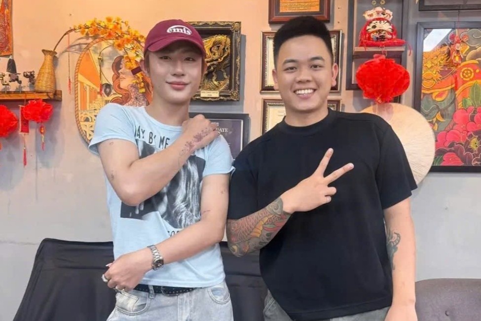 Bat khoc vi cai om o Da Nang, khach Thai xam chu 'Toi yeu Viet Nam' hinh anh