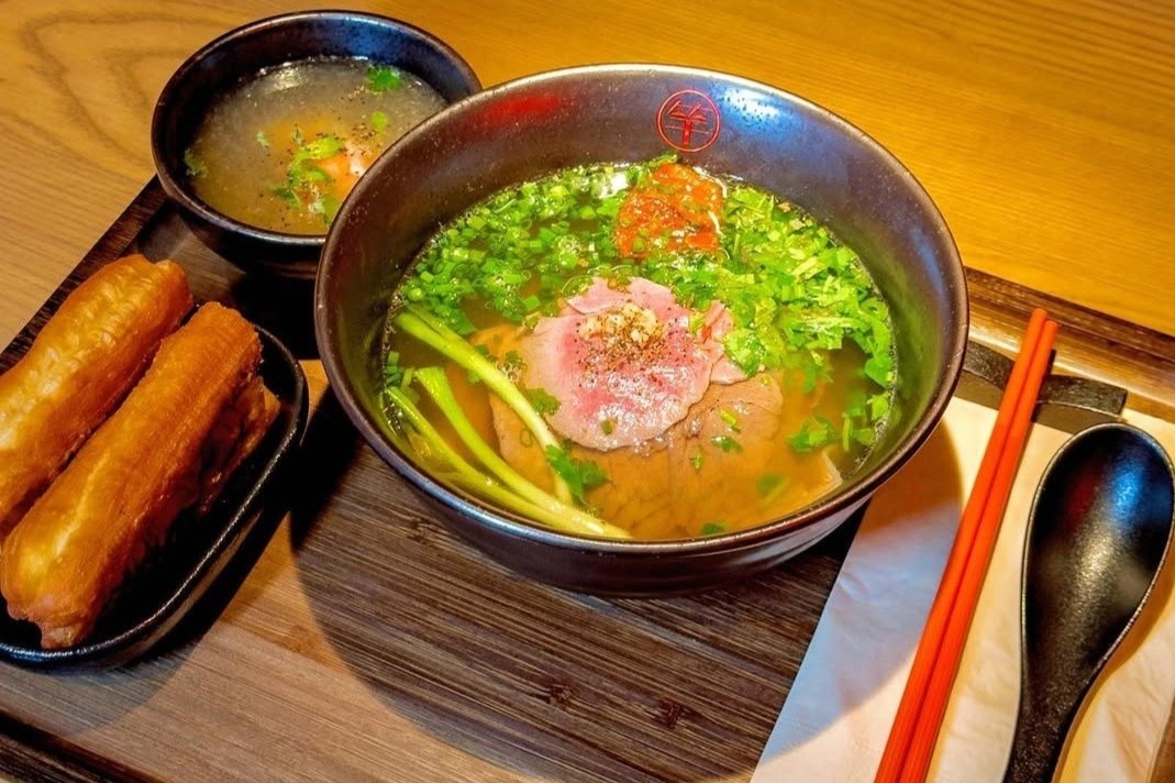 Chi Pu chuyen nhuong nha hang pho tai Trung Quoc hinh anh