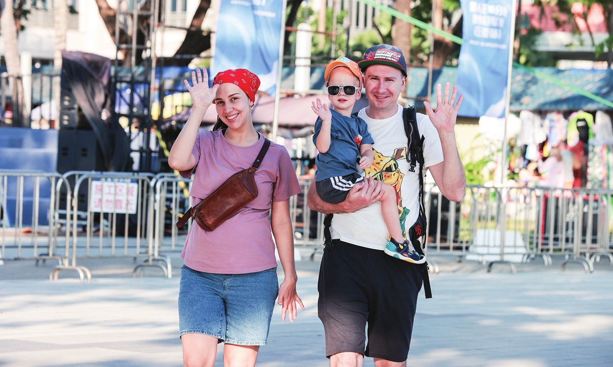 Vi sao khach Nga den Trung Quoc tang dot bien? hinh anh