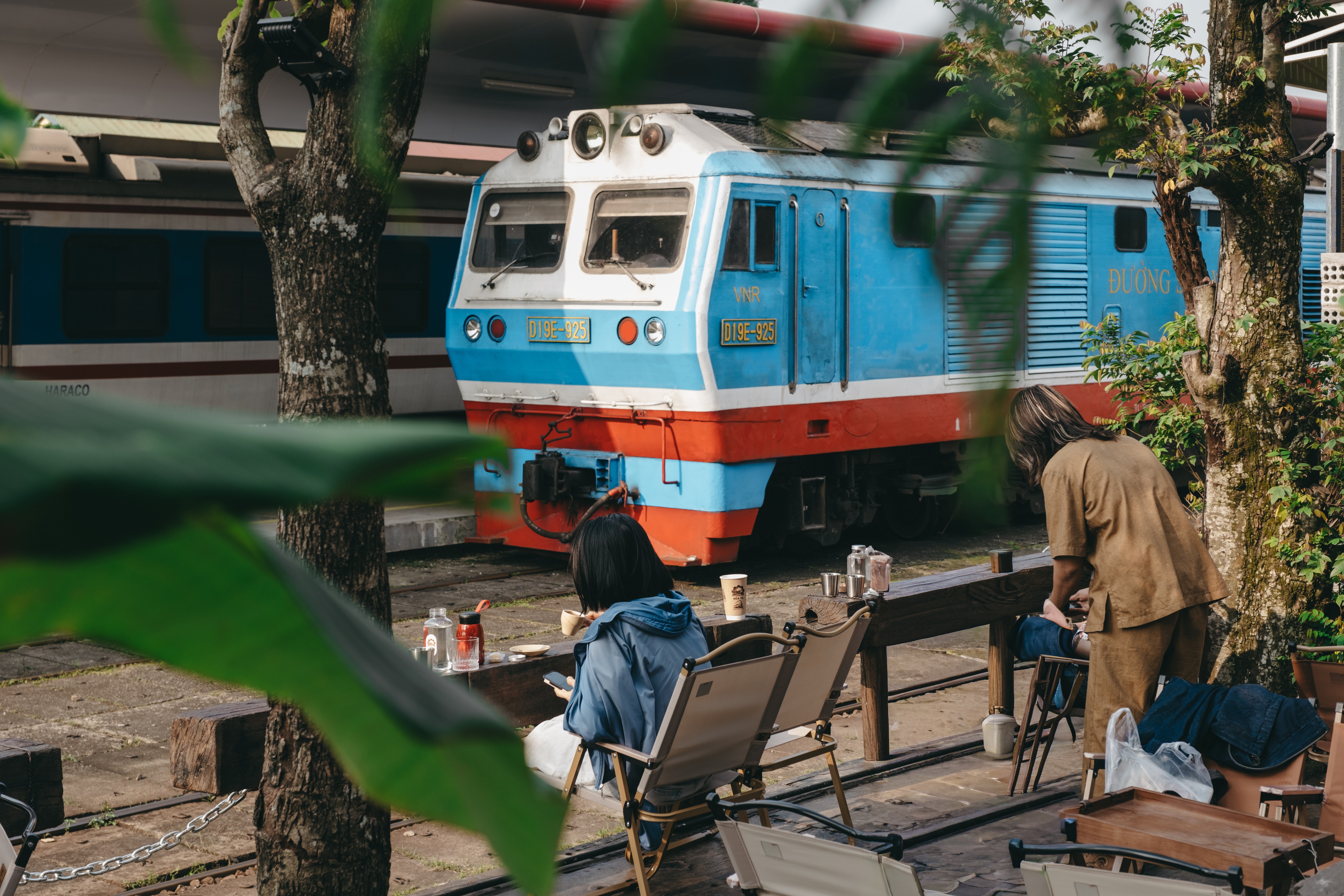 Quan ca phe 'duong tau' trong san ga Hue gay sot hinh anh