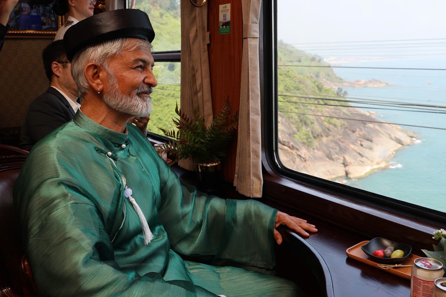 Khach Tay mac ao dai, di tau tren cung duong sat dep nhat Viet Nam hinh anh