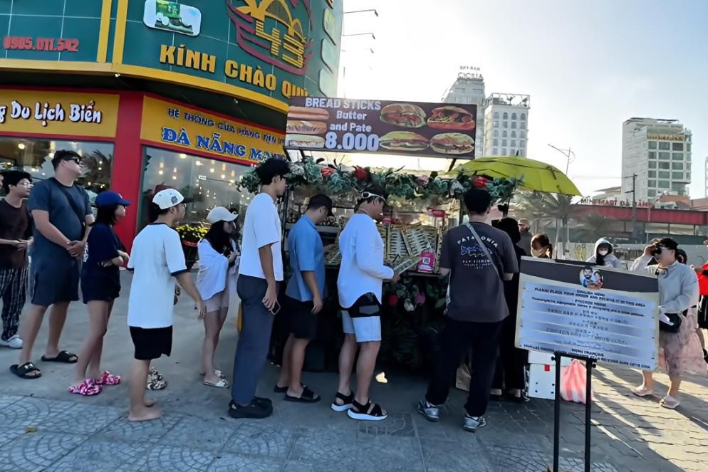Xu ly xe banh mi via he hut khach Tay xep hang cho mua o Da Nang hinh anh