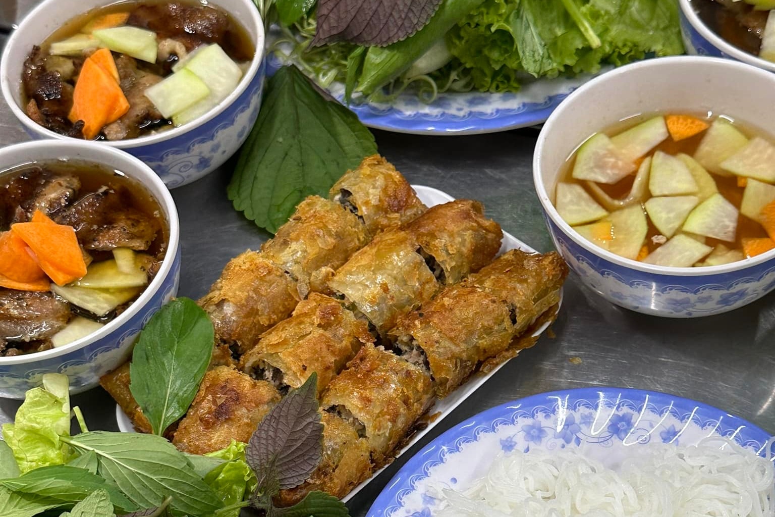 Quan bun cha TP.HCM duoc thanh vien Super Junior khen 'qua ngon' hinh anh