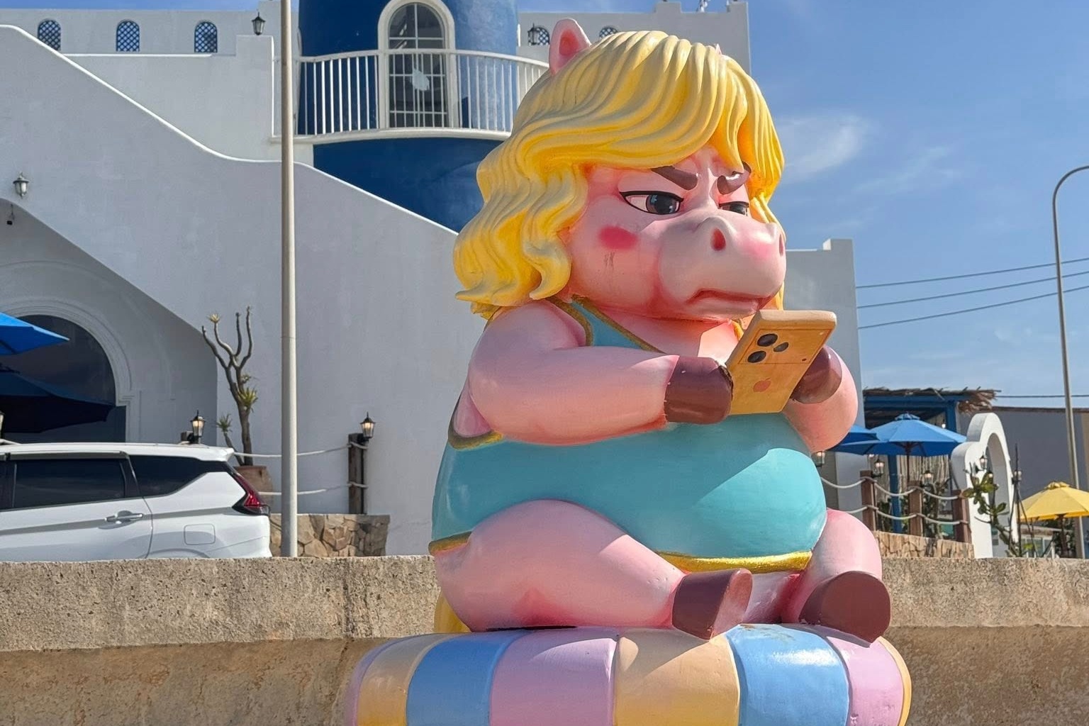 Linh vat ngua mat coc, cam iPhone 17 'di lac' ra bai bien Nhon Ly hinh anh