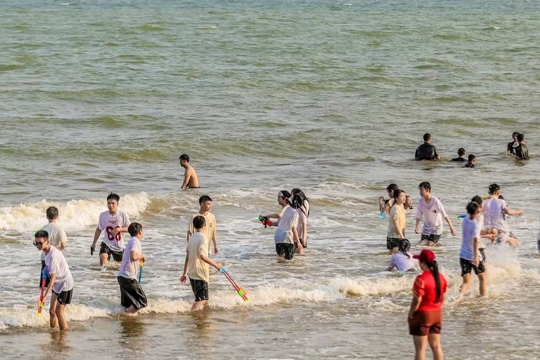 Rot rao 'thay ao' cho bai bien Sam Son truoc cao diem 30/4 hinh anh