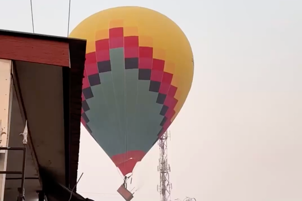 Khinh khi cau cho khach dam vao duong day dien o Lao. hinh anh