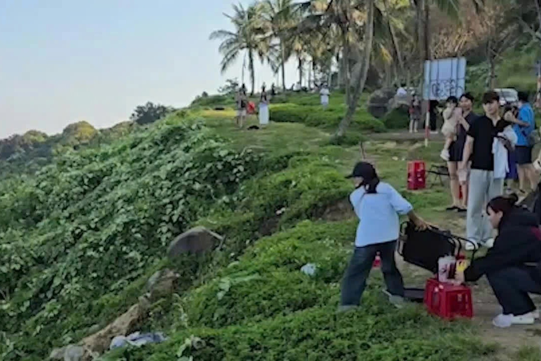 Chu quan ca phe nem ghe xuong vuc Son Tra de ne kiem tra hinh anh