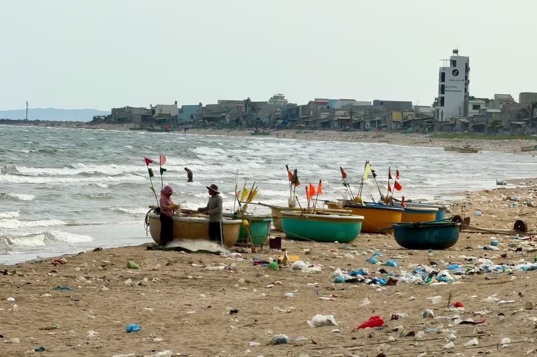 Bai bien o Lam Dong ngap rac hinh anh