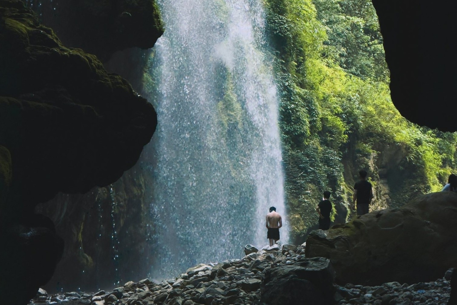 Cam dua khach vao thac nuoc 'bi mat' moi noi gan day o Ha Giang hinh anh