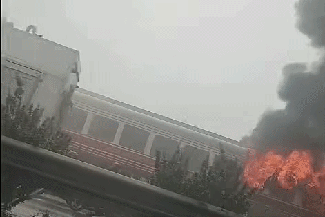 Chay 2 toa tau 'quy toc' tuyen Ha Noi - Hai Phong hinh anh