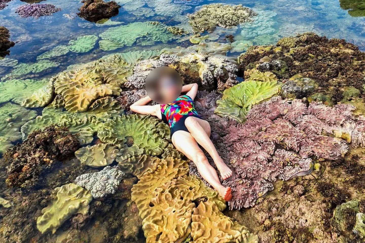 Thuc hu du khach nam, ngoi len san ho de chup anh o Dak Lak hinh anh