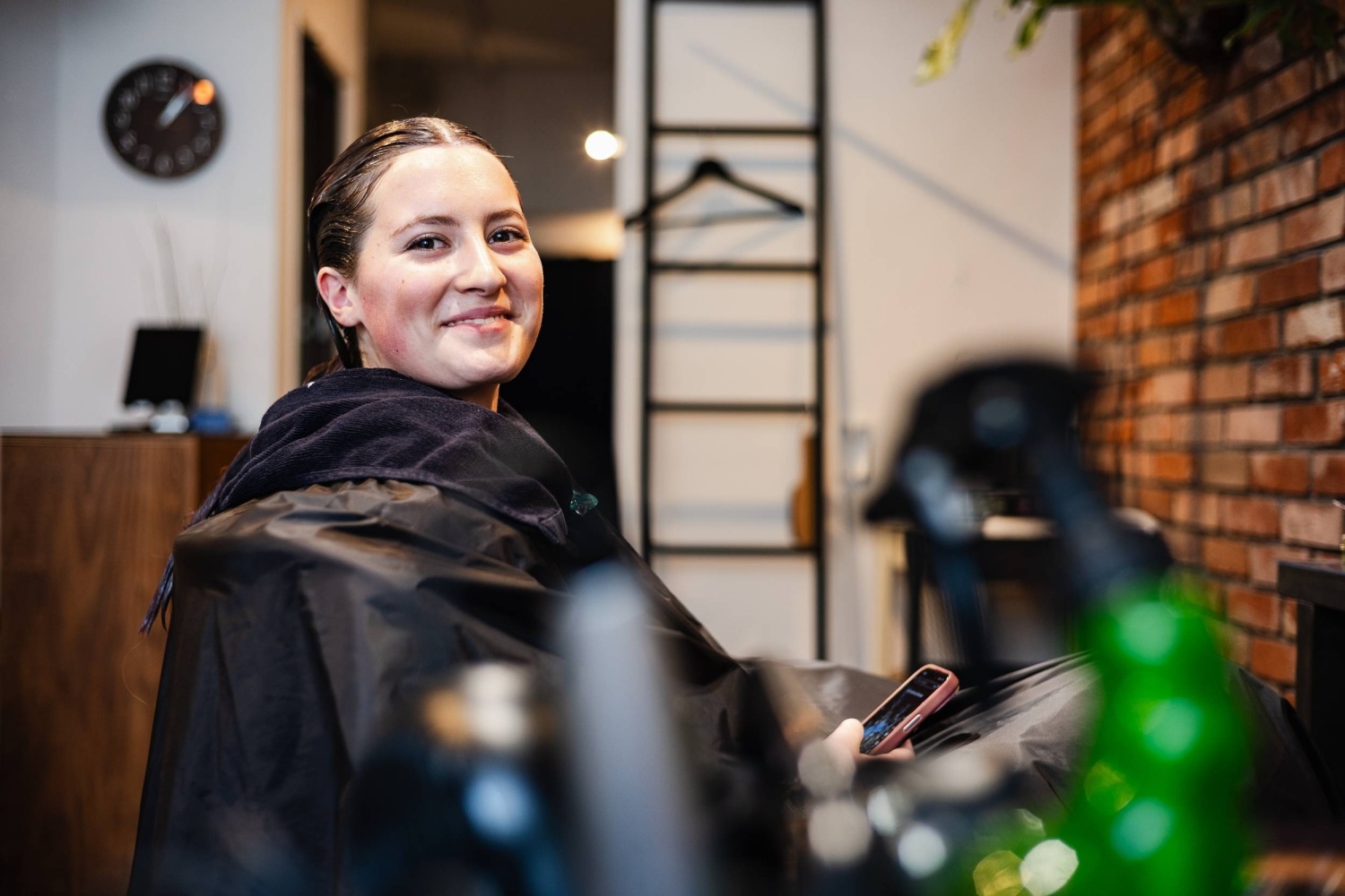 Vi sao khach ngoai do xo den Nhat Ban cat toc? hinh anh