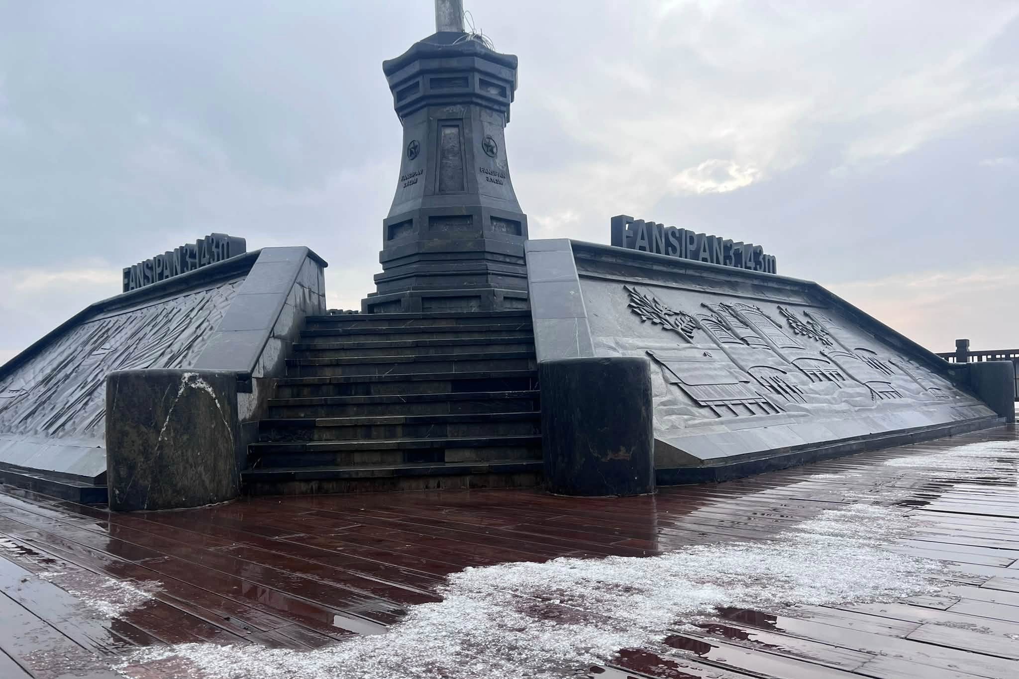 Mua da 30 phut tren dinh Fansipan hinh anh