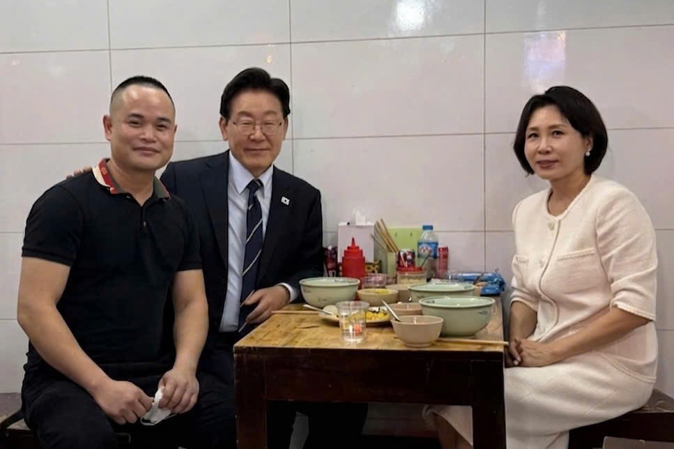 Chu quan pho Ha Noi ke 25 phut don Tong thong Han Quoc va phu nhan hinh anh