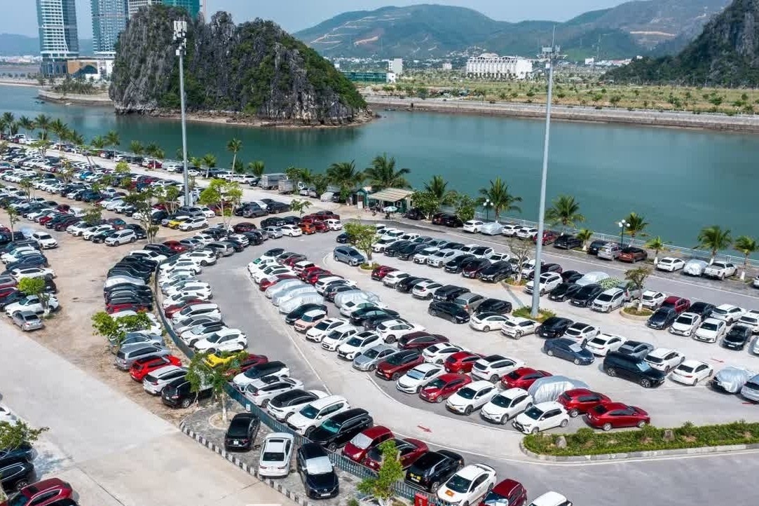 Ben cang di Co To, Quan Lan dong nghit khach hinh anh