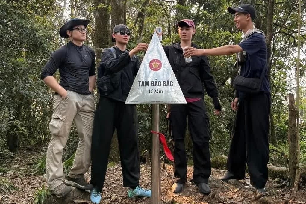 Dong thai cua dan phuot truoc 'lenh cam' leo nui Tam Dao hinh anh